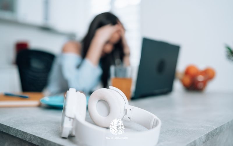 Hình ảnh minh họa cảm giác cô độc và áp lực của người mắc bệnh rối loạn lo âu