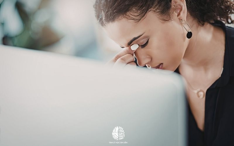 Hình ảnh một người đang cầm xấp hồ sơ xét nghiệm với nét mặt mệt mỏi và bối rốiDấu hiệu rối loạn lo âu ở cơ thể thường bị nhầm lẫn với các bệnh lý nội khoa 