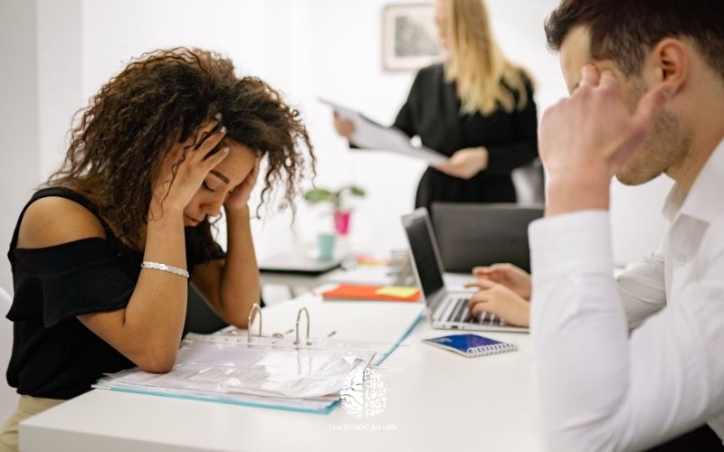 Mô tả ảnh chi tiết: Sơ đồ vòng tròn gồm bốn bước: stress, rối loạn giấc ngủ và ăn uống, triệu chứng trào ngược, lo âu về sức khỏe; các mũi tên nối thành vòng lặp] | [Alt text chuẩn SEO: 
